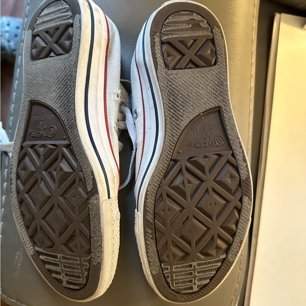 Converse White Size 7 Women’s
